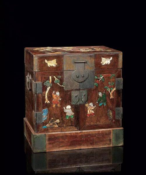 2,官皮箱 官皮箱在古代为日常用物,女子用于存放梳理和化妆用品的小