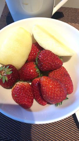 200多元一个的香瓜,水果在日本极少,很贵,所以早餐吃水果