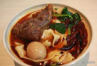 板面是一种以面条,牛肉和辣椒为主要食材的美食,源于安徽省阜阳市太和