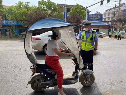 武汉江夏区交警开展电动车违法专项整治行动