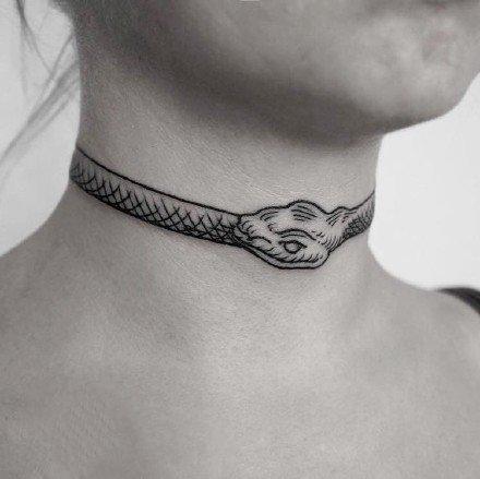 女生颈部小清新的项链纹身作品欣赏4