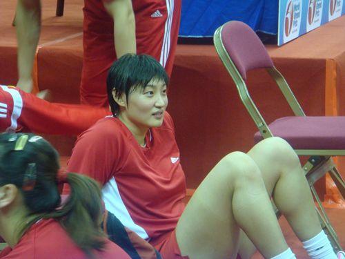 图文:香港站女排赛前训练 杨昊进行放松