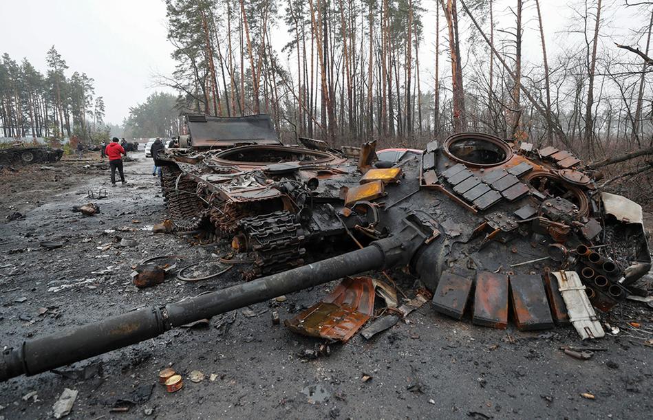 附近,乌克兰军队夺回了基辅附近的德米特里夫卡村,被摧毁的坦克残骸