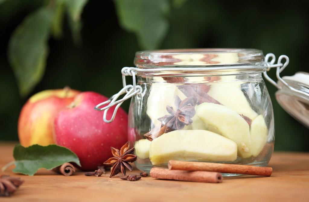 罐头苹果与香料 jar.