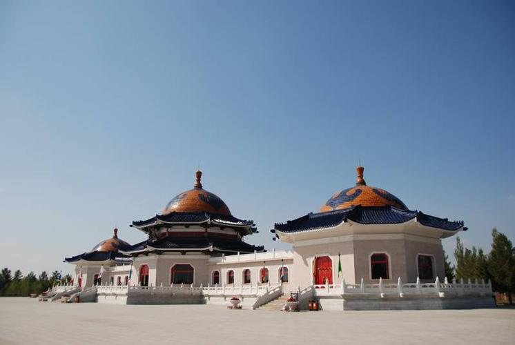 陵宫是祭祀成吉思汗的圣地,其建筑保留了成吉思汗八白宫的形状特点