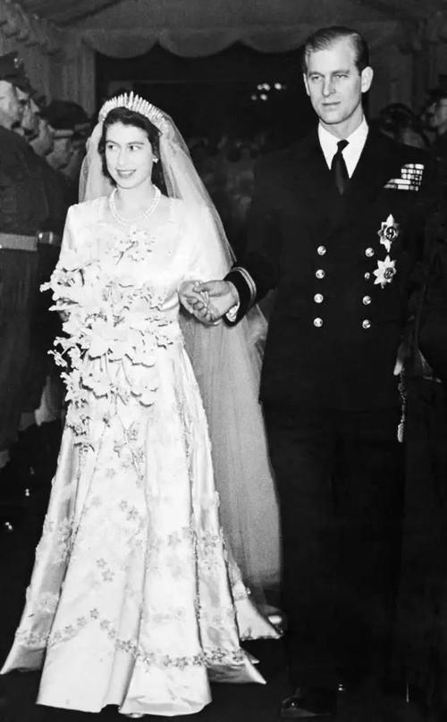 英国女王伊丽莎白跟丈夫一见钟情结婚73年相互扶持一生