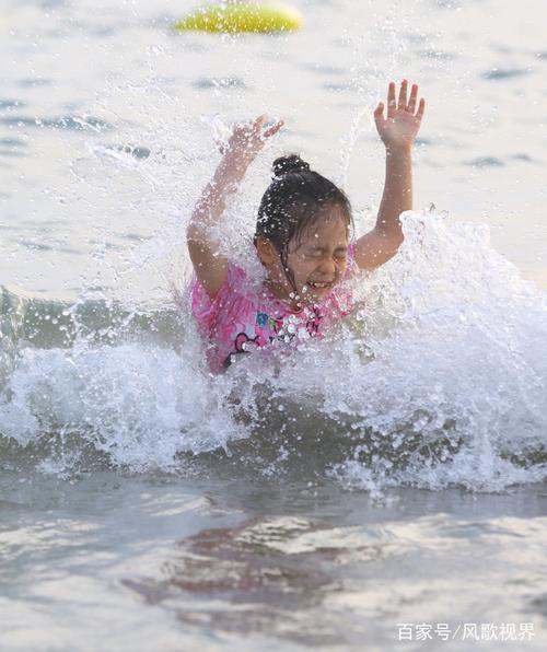2019年3月31日,海南三亚,小朋友在三亚湾海边戏水玩耍.