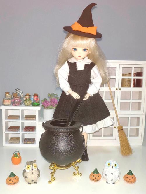 搅拌魔药坩埚的小女巫娃娃祝万圣节快乐