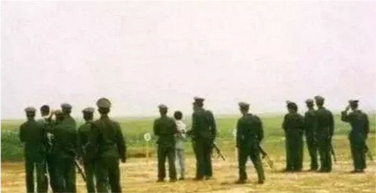 90年代中国枪毙死刑犯的真实现场武警用口罩遮面很震撼