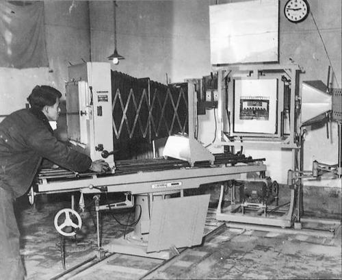 上世纪50年代,工人在操作制版照相机.