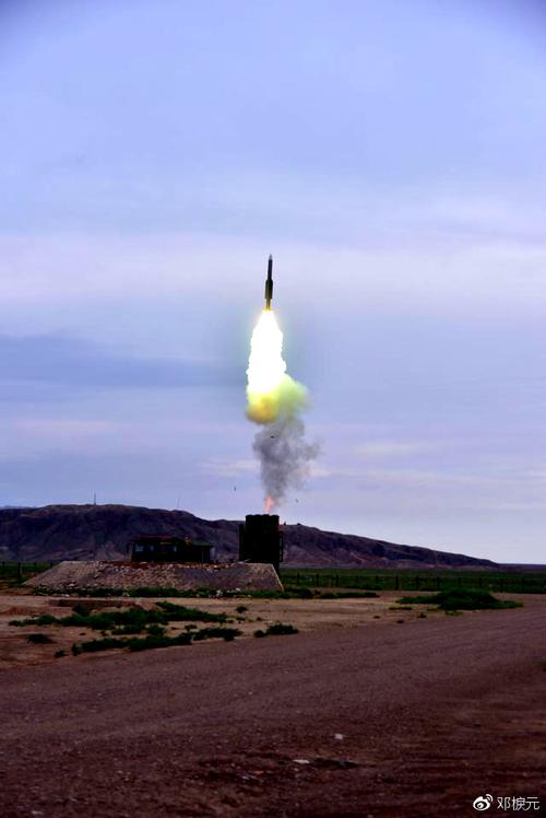 "红旗-16b"导弹"冷发射"后固体火箭发动机点火瞬间,注意其弹体长度