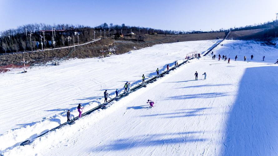 雪场占地面积100亩,是陇东南首家标准型滑雪场,是以冬季滑雪,夏季户外