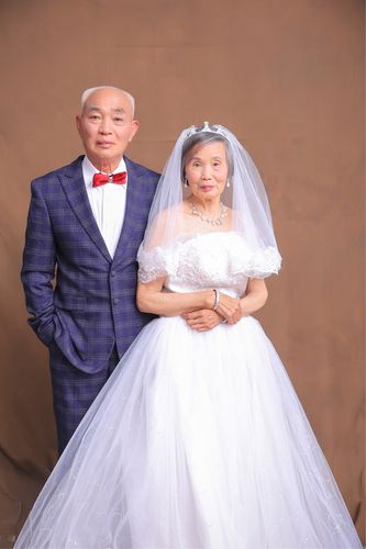 县妇女联合会携衡山米兰皇室为全县45-70周岁中老年人免费拍摄婚纱照