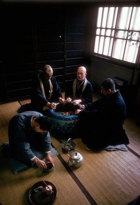历史图片:房内打坐的日本僧人