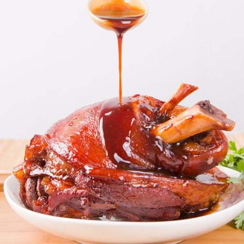  p>卤猪蹄膀是一道简单的家常菜,所用材料为猪蹄,姜,料酒少许,卤水.