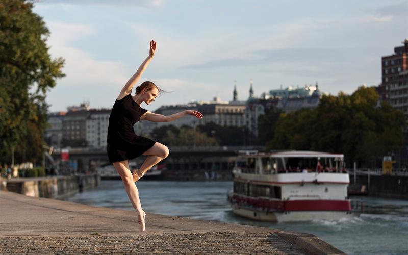 芭蕾舞演员,黑色裙子女孩,舞蹈,河流,城市 壁纸