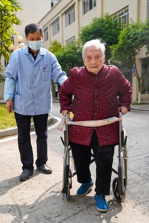 3月25日,连州市北山养老院,103岁的黄成娣婆婆扶着轮椅散步.