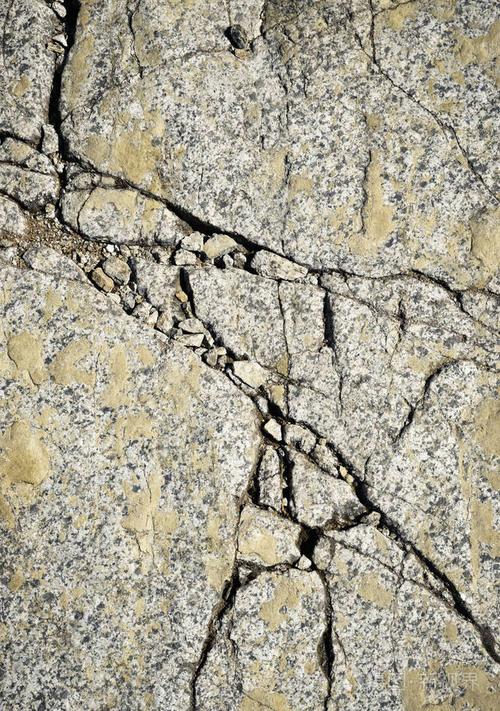 花岗岩岩石的裂隙表面
