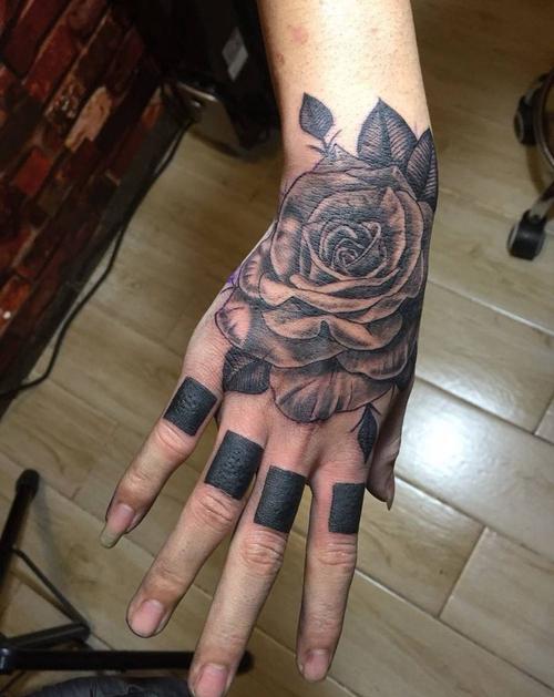 手背玫瑰77手指纹身图片_手部欧美写实玫瑰手指纹身图案
