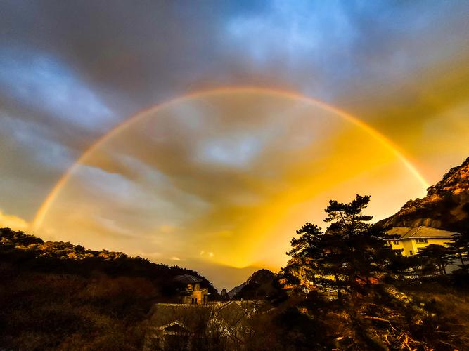 黄山风景区上演东边日出西边雨,双彩虹和佛光同现奇景!