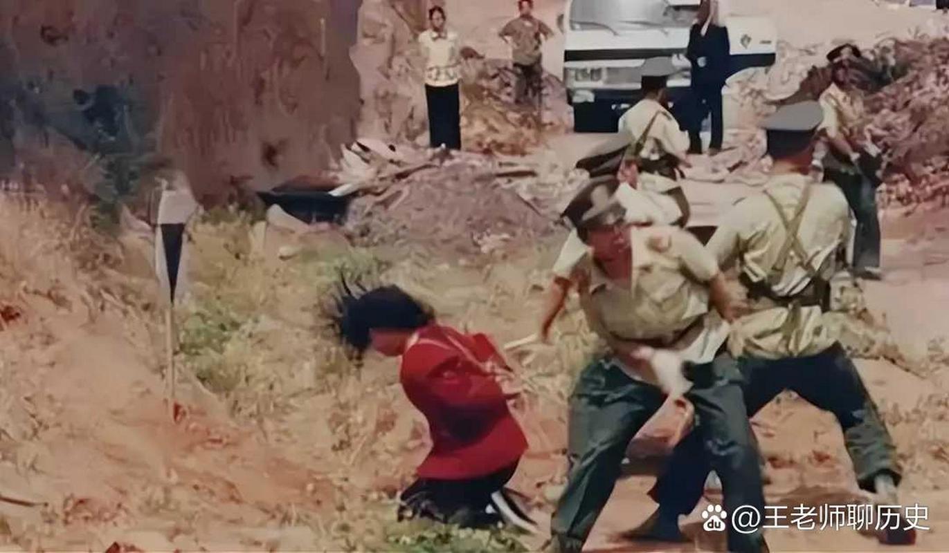 照片中,这名身穿红色上衣的女人,被武警押着跪在地上.