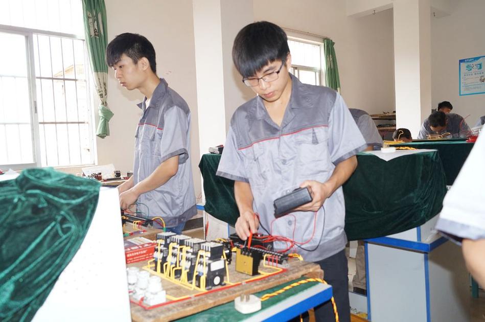 我校举行2015年维修电工中级工职业技能鉴定考试