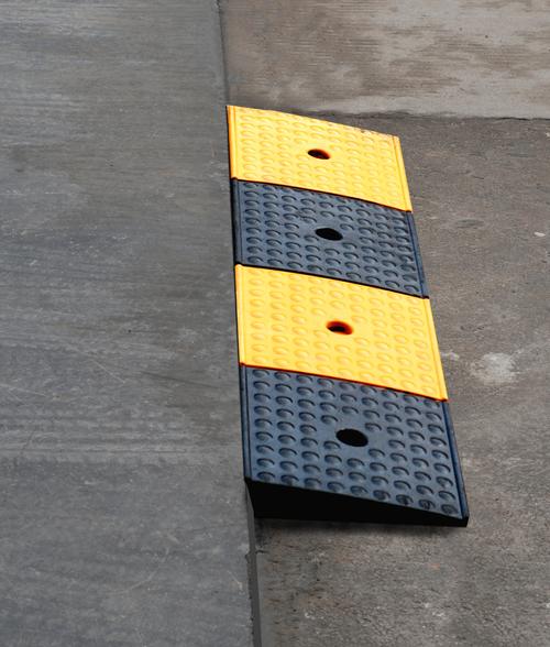 优质塑料减速带 橡胶斜坡垫 路拱 减速板