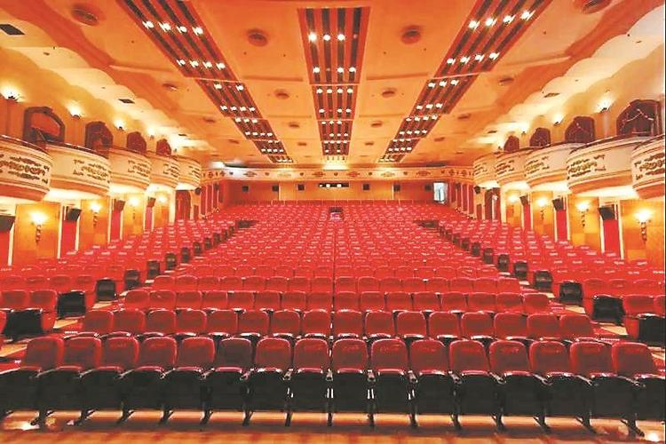 平安大戏院的七十年沧桑:这舞台,演尽了多少悲喜情仇