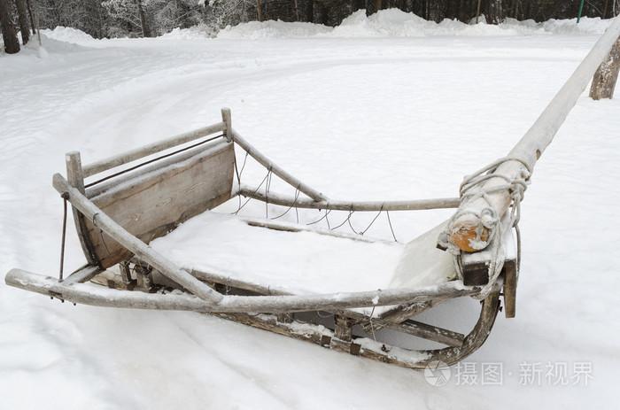 木制雪橇滑雪围成一圈,扩展的杆子上.俄罗斯民俗乐趣