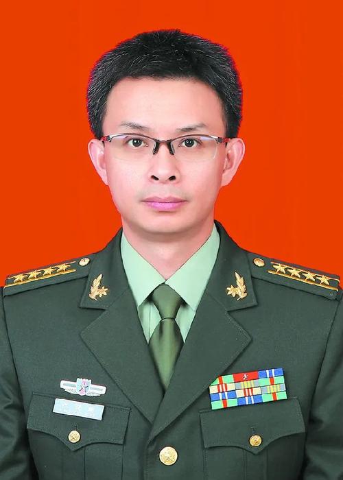  p>张晓鹏,男,汉族,1980年4月出生,1997年8月入伍,1998年6月入党,专业