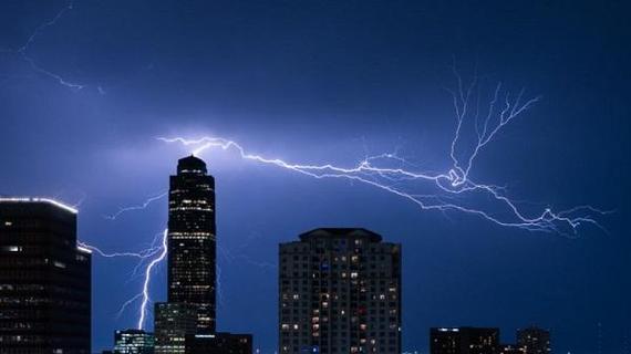 6月21日,美国得克萨斯州休斯敦市在夜间遭遇雷暴袭击,闪电击中部分