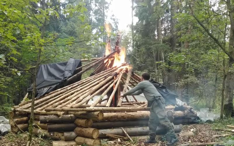 丛林生活-营地里的木屋失火烧毁了,就因为烤了个土豆,森林火灾,在森林