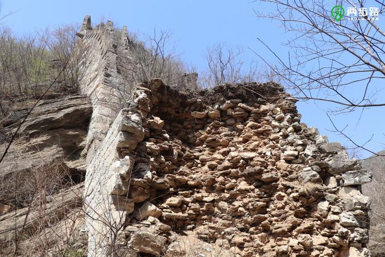 西侧的墙体,就倚靠在危绝倒悬的山岩之侧.