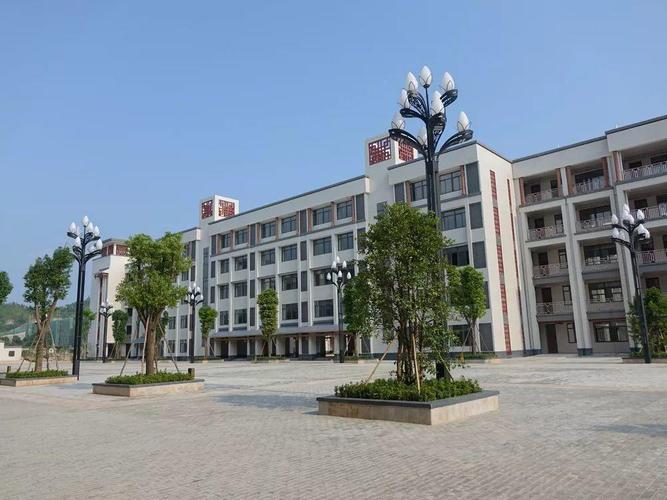 龙山中学老校区位于陆丰市东海镇马街,在市中心里,用地紧张,随着学校