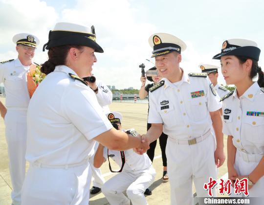中国海军南海舰队参谋部办公室主任王小华与美方舰长亲切握手.