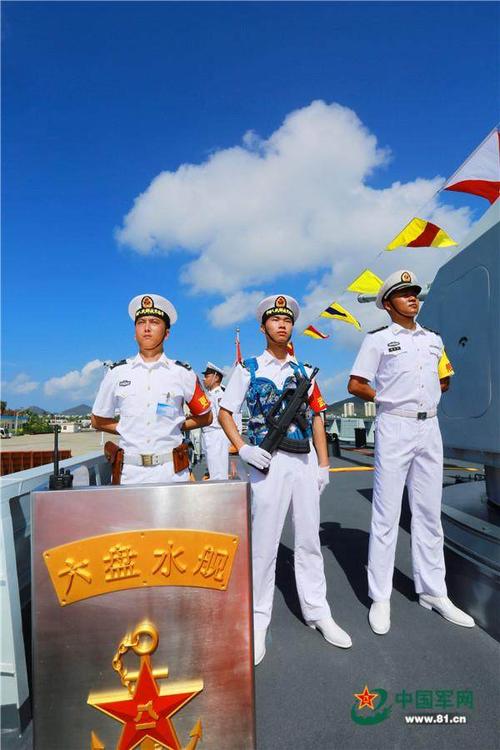 海军新型护卫舰六盘水舰入列命名授旗仪式在海南三亚某军港举行