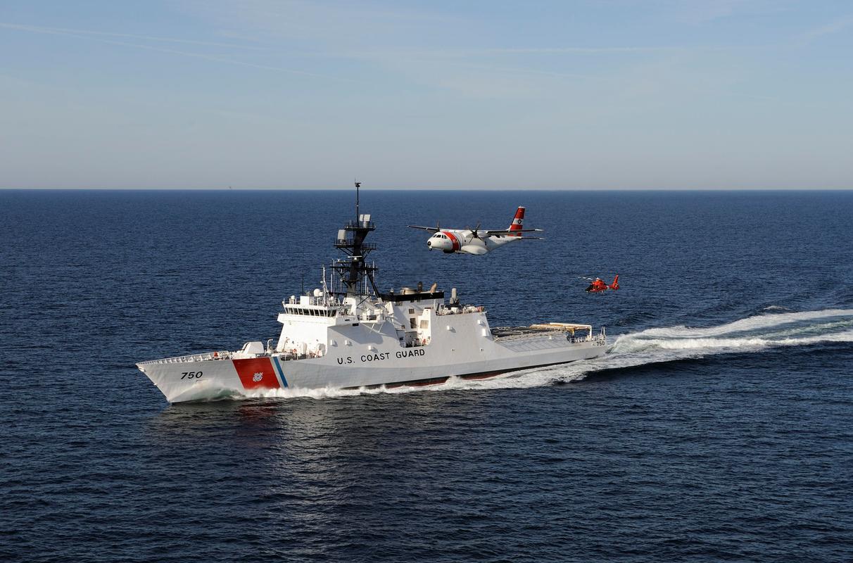 美国海岸警卫队舰机联合训练