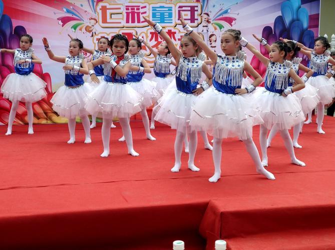 育塅中心小学庆祝六一儿童节暨少先队入队仪式