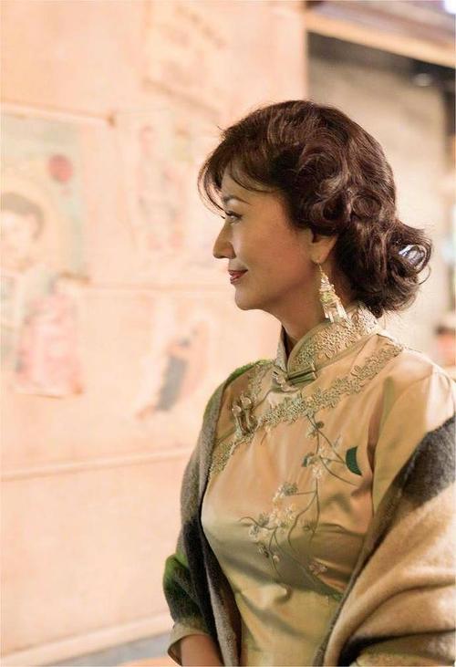 赵雅芝素色旗袍惊艳众人,60岁的她依旧美丽动人