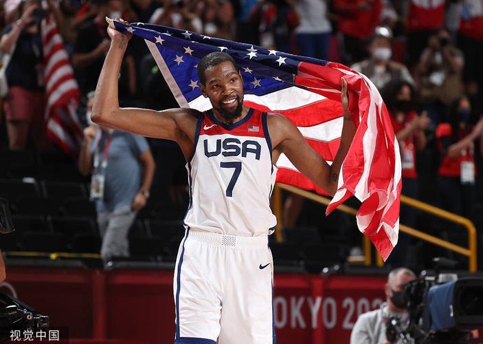 高清图:美国男篮摘得奥运金牌 杜兰特披国旗庆祝