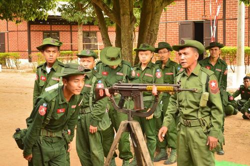 又到缅甸大学生军训季 面对真铁国内只有羡慕的份
