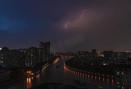 城市闪电夜晚建筑楼顶拍摄摄影图配图