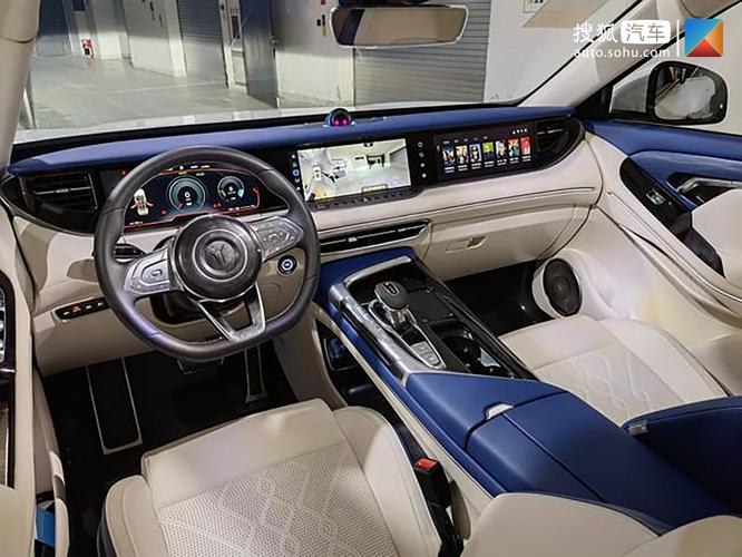 新车内饰采用智能座舱的概念,三块超大的屏幕占据了整个中控台,据说