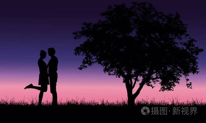 爱年轻的男人和女人拥抱在树下的草在浪漫的天空与黎明向量