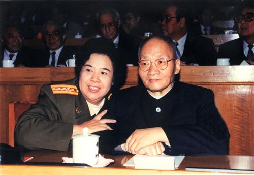 1993年邵华在毛主席诞辰100周年纪念大会的主席台上