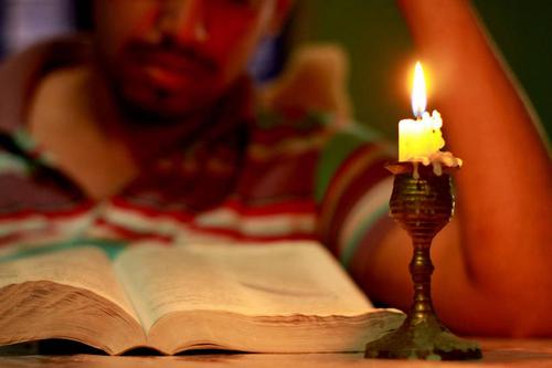 一个人,坐,横图,室内,正面,智慧,蜡烛,印度,仅一个男性,仅一个人,发光