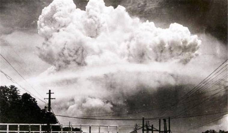 广岛和长崎投放了原子弹后,数以千计的人在瞬间失去了生命,而在爆炸中