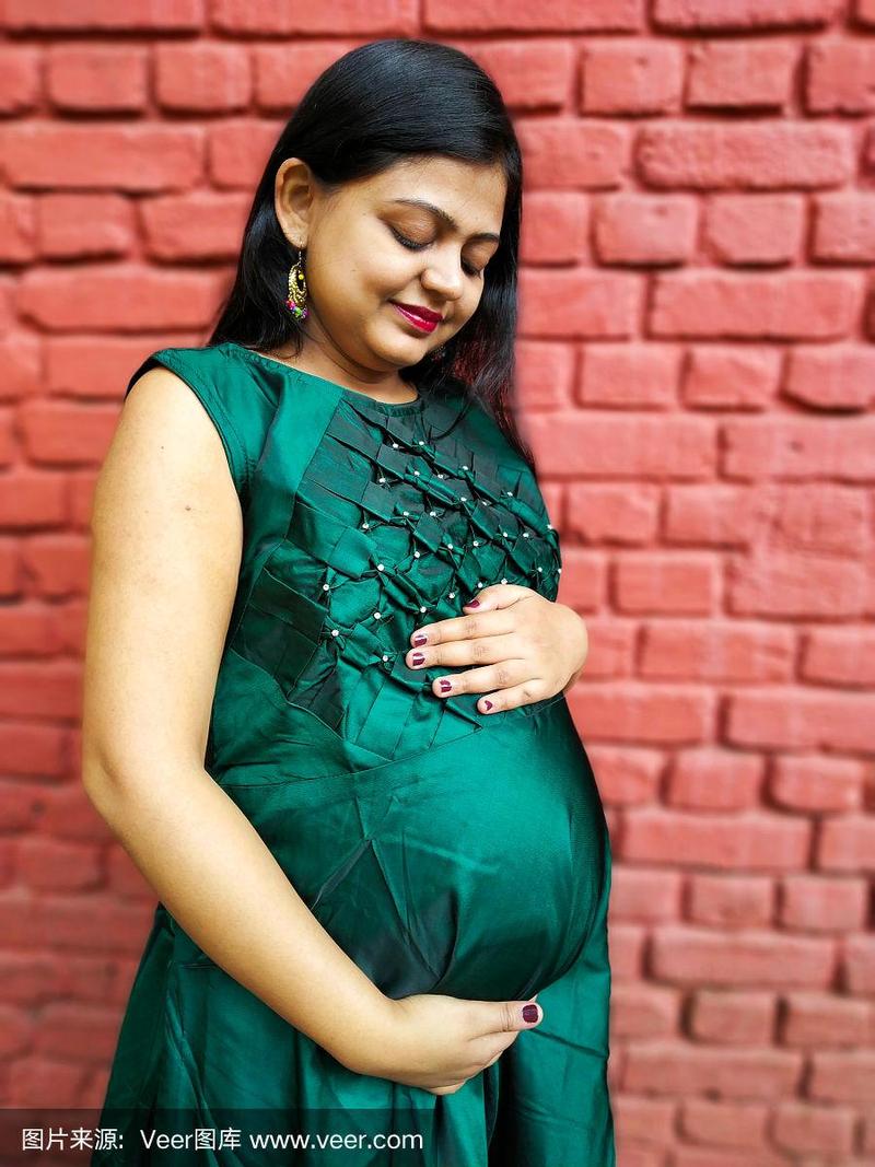 印度孕妇宝宝沐浴拍照摆姿势