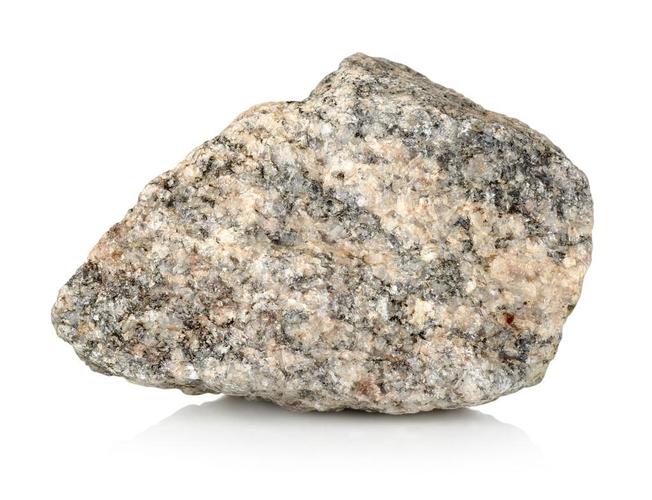 石花岗岩,在白色背景上孤立的花岗岩石