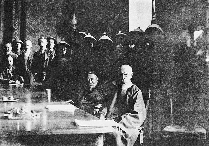 签订"北京条约"时的情景:庆亲王,李鸿章与法国全权公使